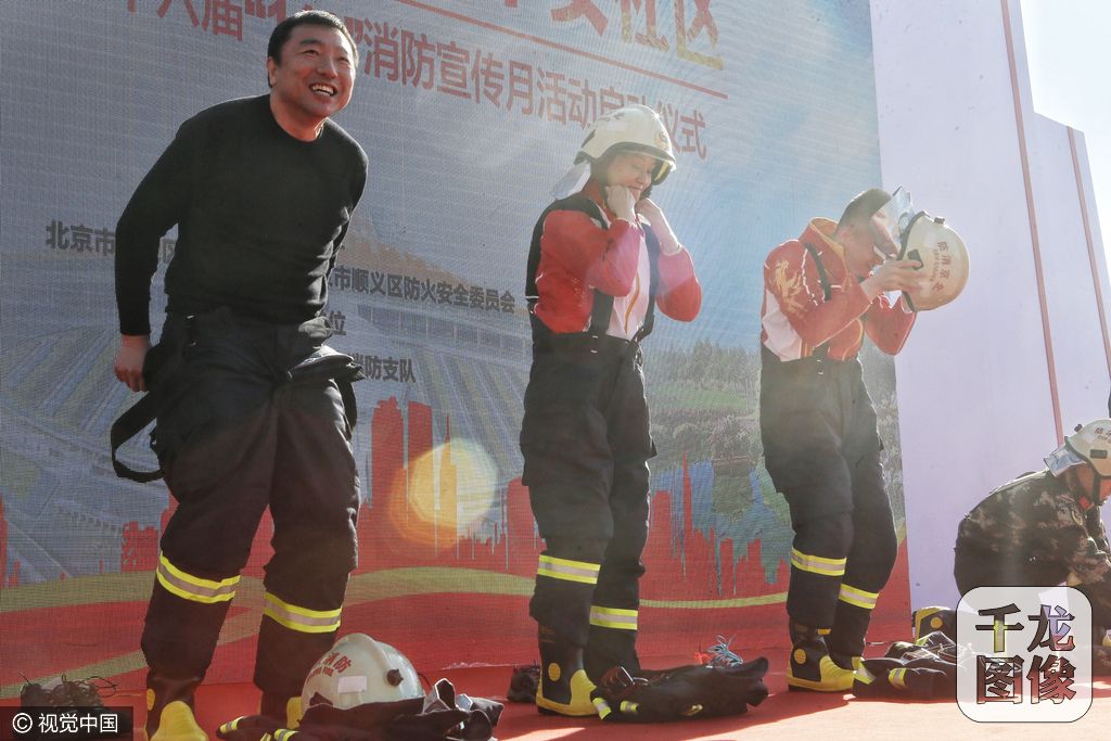 奥运冠军被聘消防大使与战士比穿战斗服-千龙