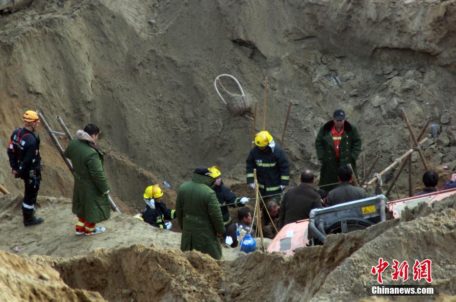 河北6岁男童坠落枯井救援进行时