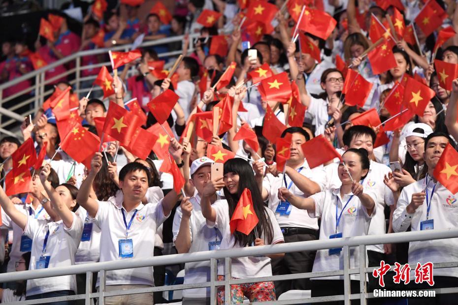 第三届中越青年大联欢闭幕 中越青年挥舞红旗狂欢