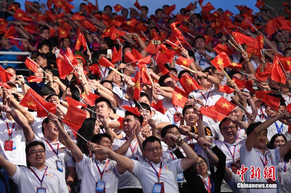 第三届中越青年大联欢闭幕 中越青年挥舞红旗狂欢