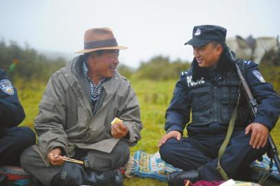 揭秘四川骑警巡山：深夜听狼嚎 屡次交手盗马贼