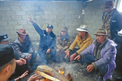 揭秘四川骑警巡山：深夜听狼嚎 屡次交手盗马贼