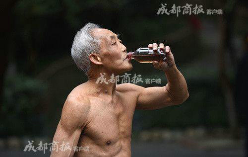 成都肌肉爷爷裸练