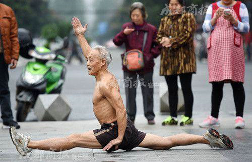 成都肌肉爷爷裸练