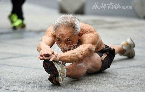 成都肌肉爷爷裸练