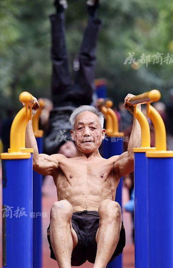 成都肌肉爷爷裸练