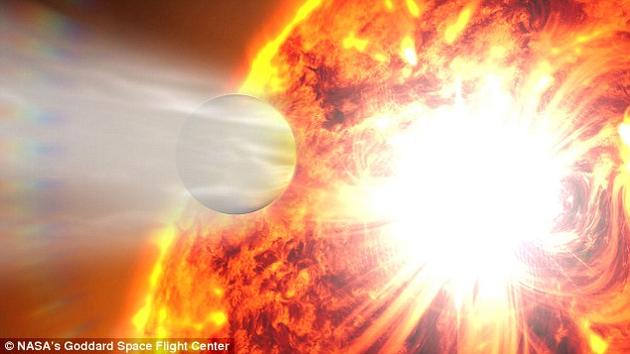 根据目前的观测显示，这颗行星的轨道比水星距离太阳近13倍，公转一周只需要2.2天左右，可以预料它所受到了光热炙烤有多么严重