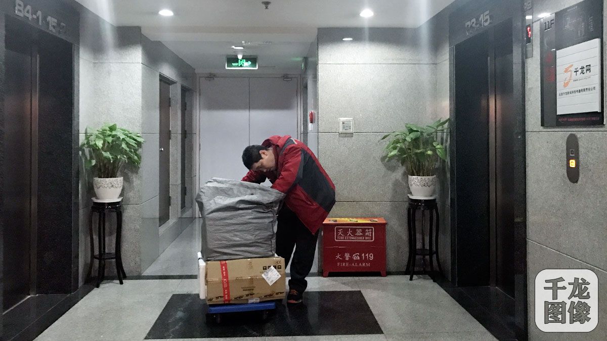 京东快递小哥双十一开挂变罗拉-千龙网·中