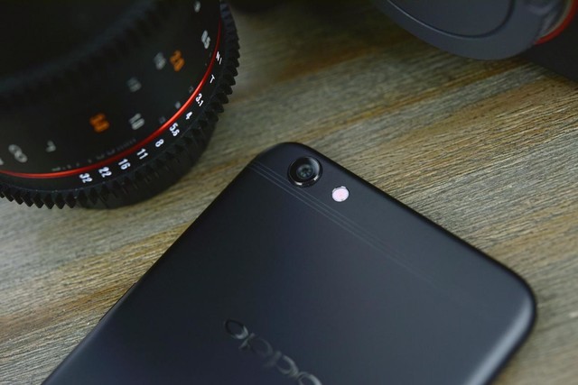 因为微缝天线 OPPO R9s黑色版有了更强的一致感 