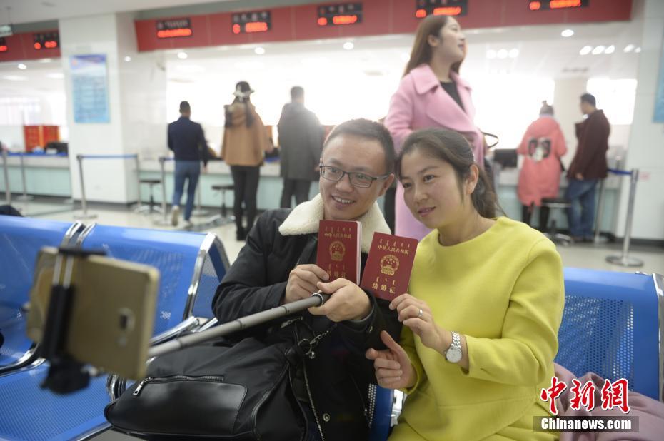 “光棍节” 呼和浩特年轻人扎堆领结婚证