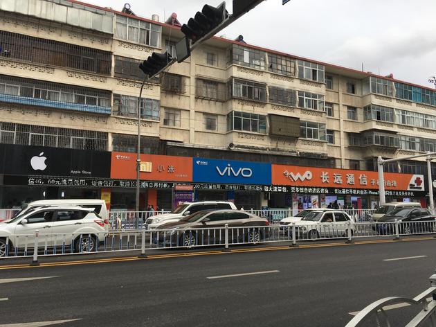 街上唯一一家小米授权店，店内最新的手机为小米5