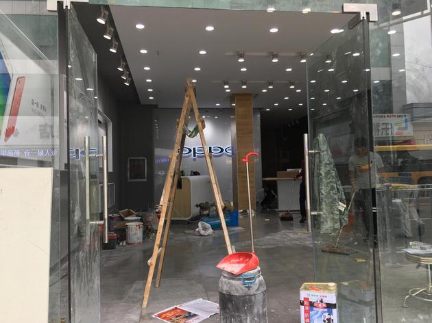 一家正在装修准备投入使用的OPPO店，虽然街上已经有很多家了