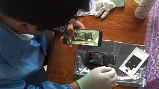 小米维修人员到王先生家中查看爆炸手机