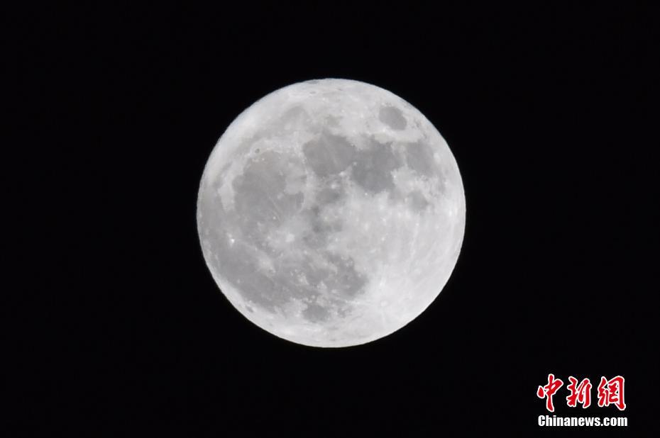“超级月亮”华丽现身