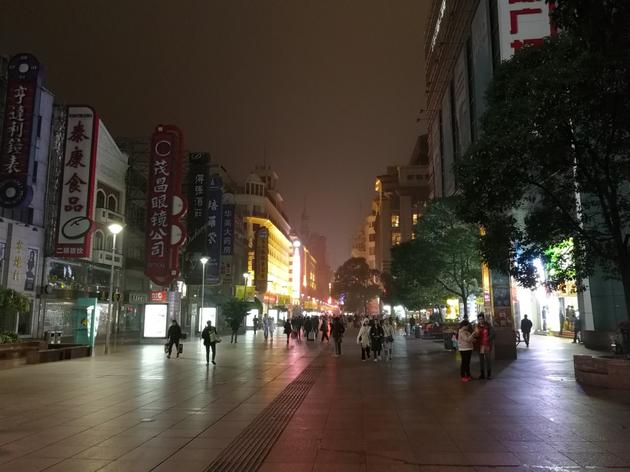夜拍效果：能感觉到明显的加亮