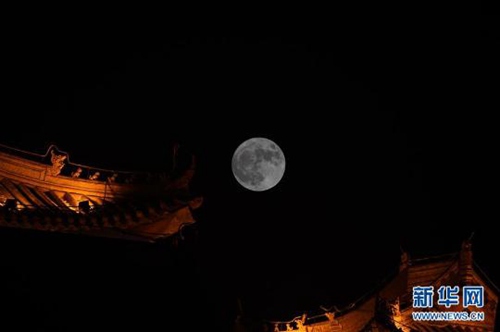 这是11月14日在呼和浩特上空拍摄的“超级月亮”（二次曝光）