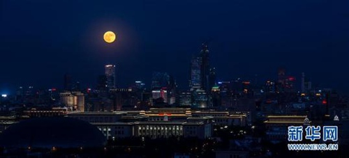 这是11月14日在北京上空拍摄的“超级月亮”