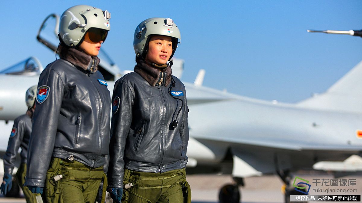 中国首位歼-10女飞行员余旭被批准为革命烈士