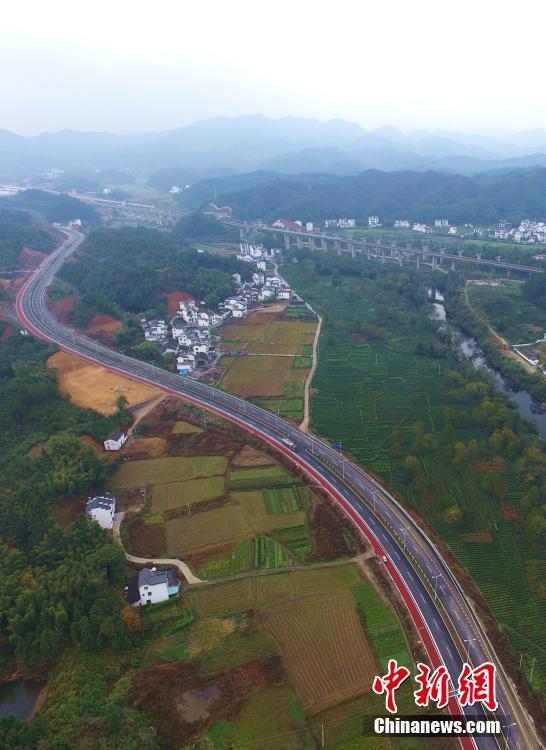 “中国最美乡村”江西婺源现红色自行车赛道