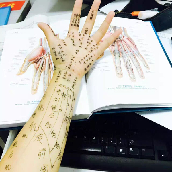 南医大撩衣男神走红学生也