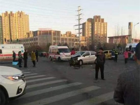 赤峰中学发生车祸 一男子驾车连撞8人后坠楼身亡