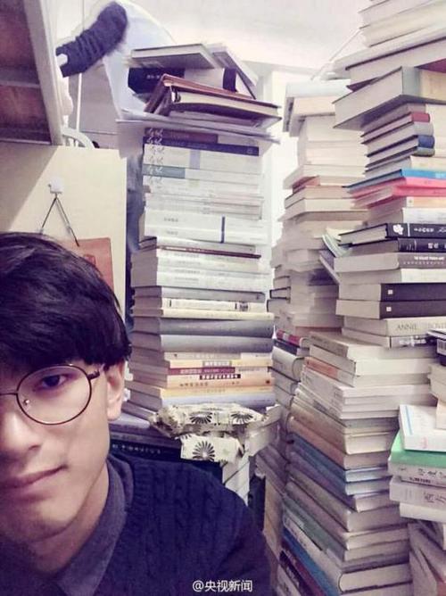 李诗白寝室堆放的书籍。