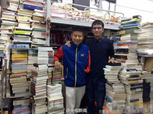 李诗白和同学在一起。