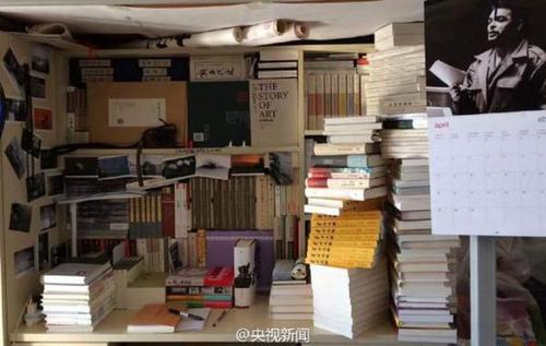 李诗白寝室堆放的书籍。