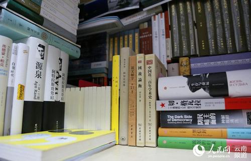李诗白寝室堆放的书籍。