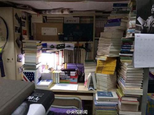 李诗白寝室堆放的书籍。