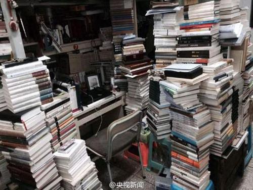 李诗白寝室堆放的书籍。