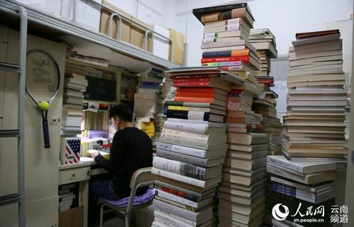 李诗白正在认真读书。
