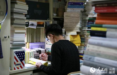 李诗白寝室堆放的书籍。