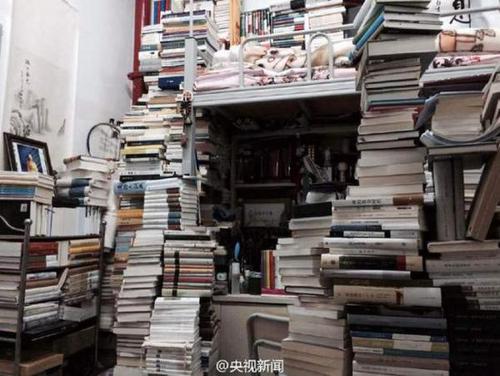 李诗白寝室堆放的书籍。