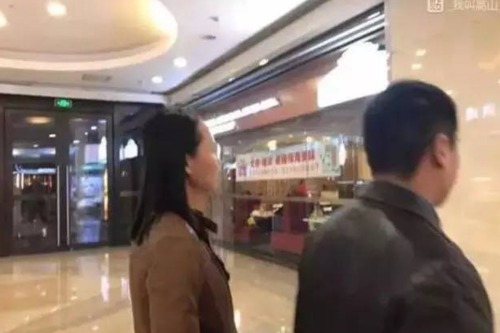 图为孕妇拍摄的打人者照片