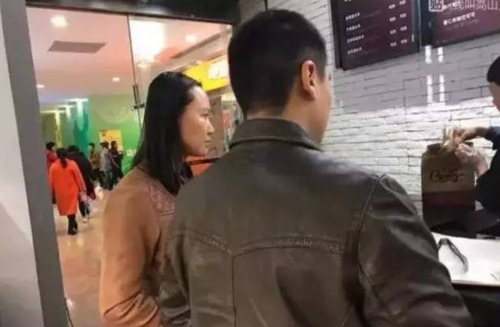 图为孕妇拍摄的打人者照片