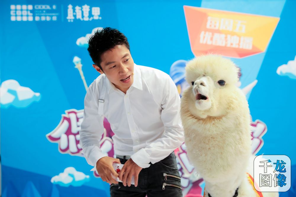 《偶像就该酱婶》小撒李咏狭路相逢 二人同床