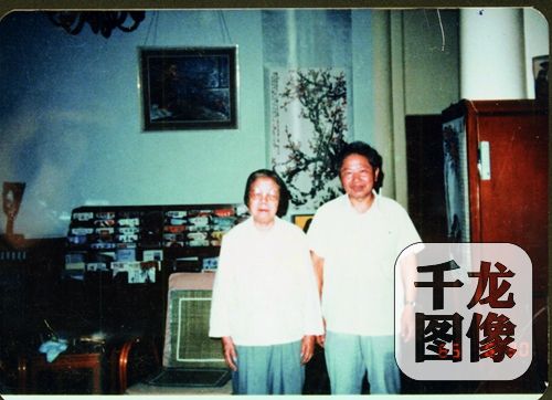 红都凌奚生师傅为邓颖超同志制装