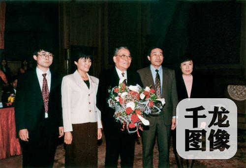 1996年3月红都上海迁京40周年庆典上徒弟代表拜田阿桐为师