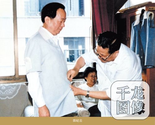 红都田阿桐师傅为田纪云同志制装