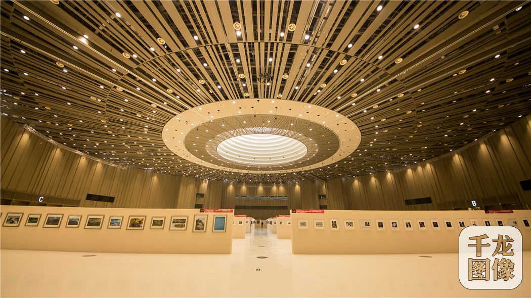会展中心为大众摄影展提供了可靠的场地和服务