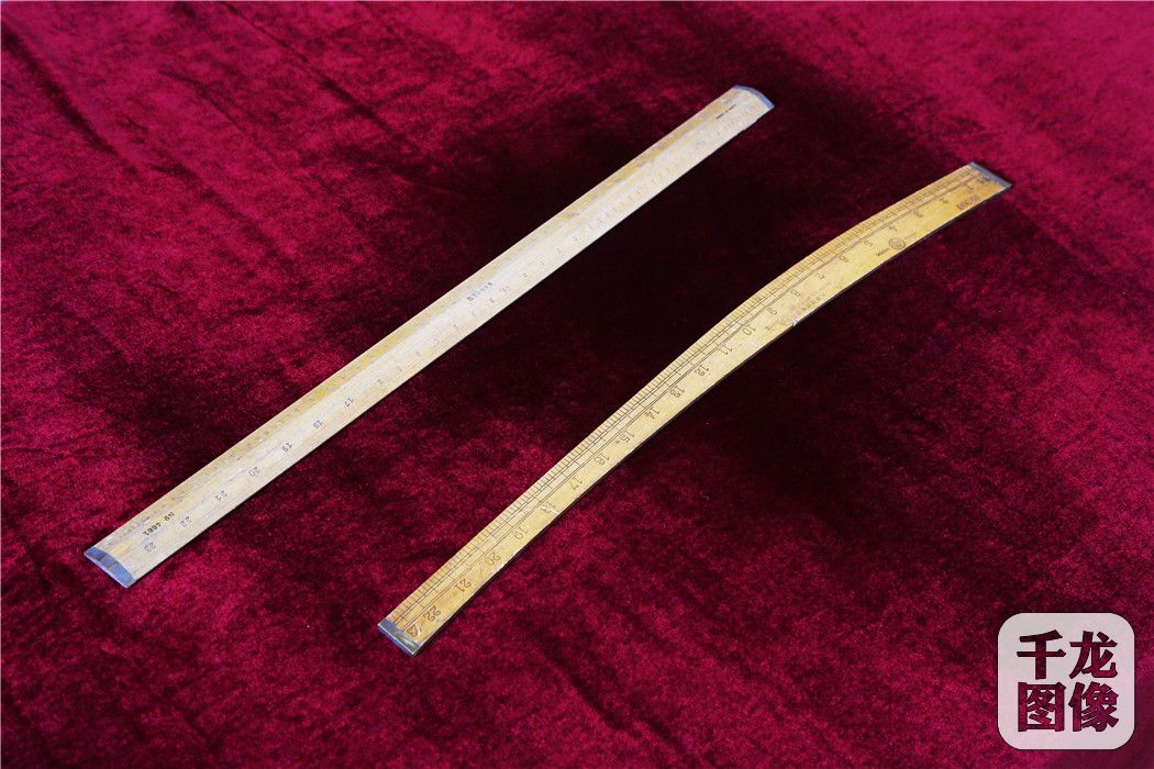 上图为民国上海裁剪学院定制直尺（胡沛天捐赠）下图为民国大华牌西服弯尺（张玲珍、张玲珠捐赠）