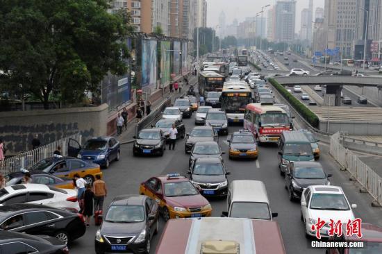 资料图：北京莲花池东路车辆行驶缓慢。<a target='_blank' href='http://www.chinanews.com/' >中新网</a>记者 李霈韵 摄