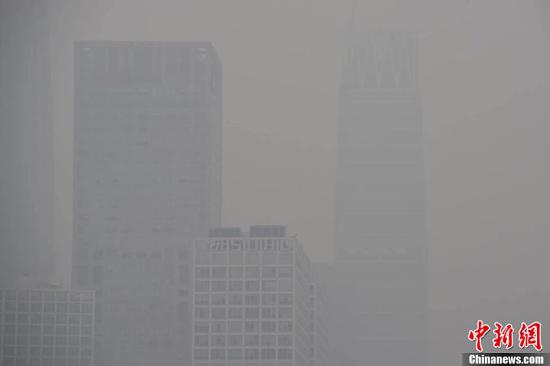 11月18日，北京城区因污染物扩散条件较差于17日发布的今冬首个雾霾橙色预警仍将持续。图为北京国贸CBD的高楼大厦若隐若现。<a target='_blank' href='http://www.chinanews.com/' >中新网</a>记者 金硕 摄