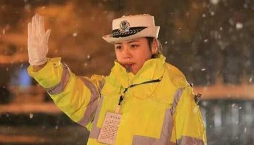连云港女交警清秀酷似陈妍希 大雪天坚守岗位点赞