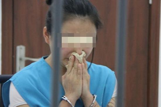 网络女主播直播淫秽视频，被判刑4年罚金10万