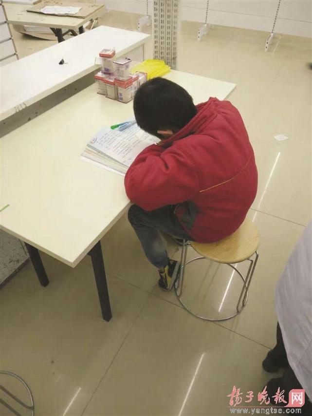 男孩路灯下写作业 环卫妈妈：心疼但无力承担孩子上辅导班