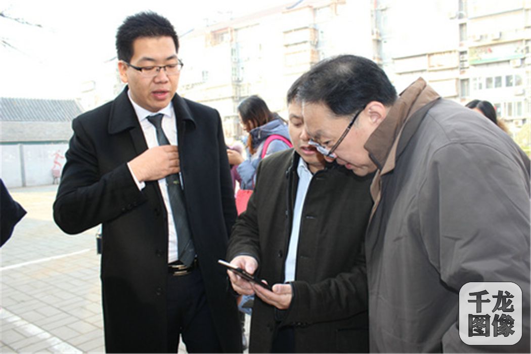 贴完海报之后的互相交流