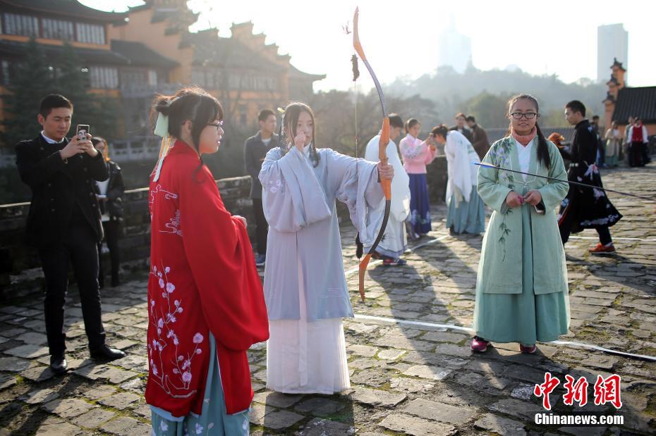 南京明城墙上演“复古”运动会