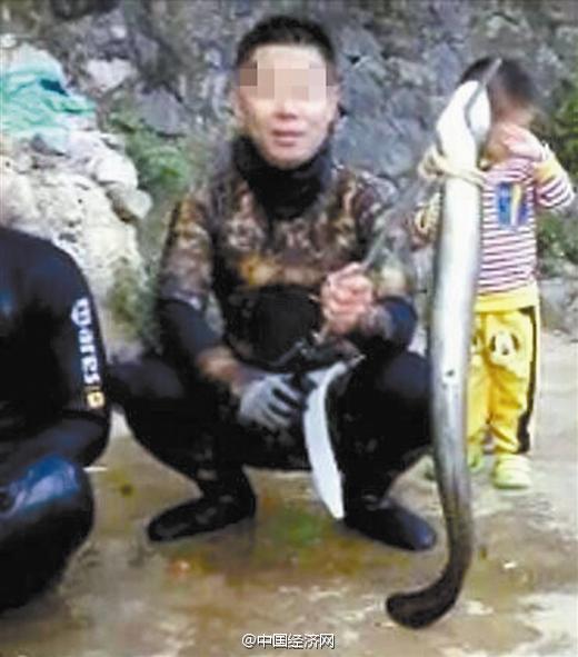 潜水爱好者刘先生说，灵婉洞位于南宁市武鸣区锣圩镇坡那村的灵婉湖，是广西小有名气的潜水胜地，灵婉湖最吸引人的除了清澈的水质外，还有生活在其中的花鳗鲡，这条长约1米的鱼王，在六七年前已出现，但需潜入洞中才能看到它的身影，甚至有外地的潜水员为一睹它的风采慕名而来。